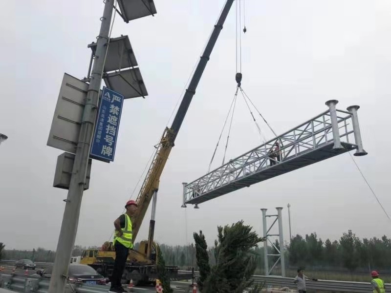 公路龙门架吊装找13676294460